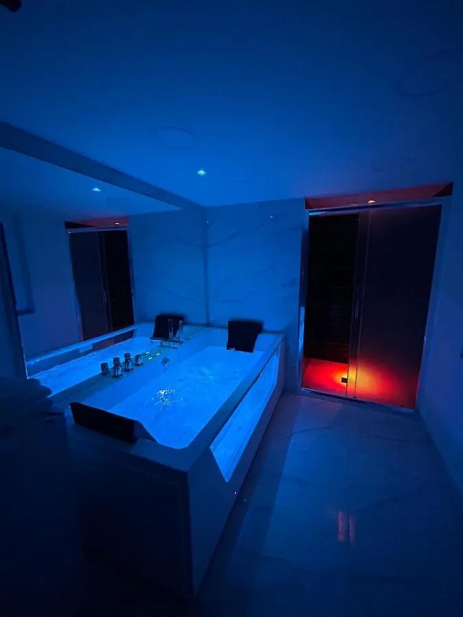 Luigi Luxury Suite Napoli 0*,